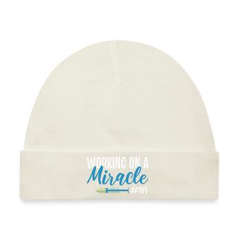 Working On A Miracle #IVF Gynäkologe - Baby Premium Organic Mütze - Naturweiß - Vorne