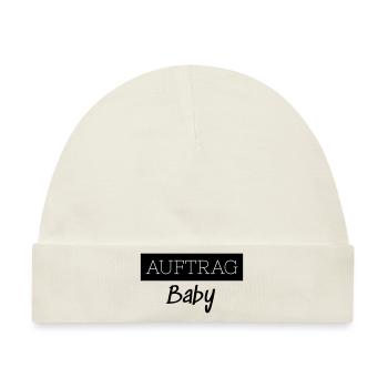 Auftrag Baby Familie Kind Eltern Lustig Geschenk - Baby Premium Organic Mütze - Naturweiß - Vorne
