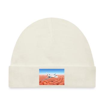 Ein Passagierflugzeug über einer Sandwüste - Baby Premium Organic Mütze - Naturweiß - Vorne