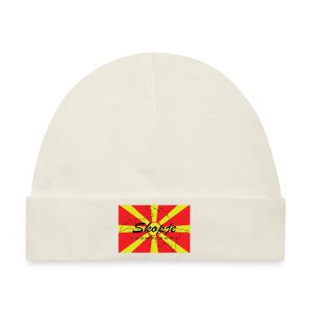 Skopje - Hauptstadt mit GPS & Flagge - Baby Premium Organic Mütze - Naturweiß - Vorne