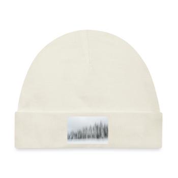 Eine Reihe verschneiter Nadelbäume in einer Winterlandschaft in m - Baby Premium Organic Mütze - Naturweiß - Vorne