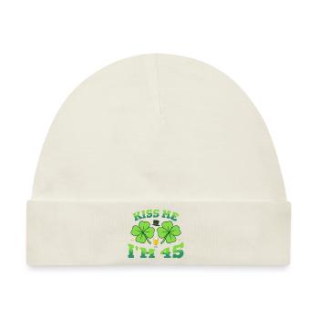 Küss mich Ich bin fünfundvierzig St. Patrick's Day 2026 Bday - Baby Premium Organic Mütze - Naturweiß - Vorne