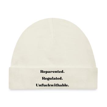 Neu übergeordnet. Geregelt. Unfickwithable - Baby Premium Organic Mütze - Naturweiß - Vorne
