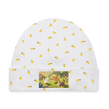 Niedlicher Hund und Katzenbaby toben im Blumenfeld - Baby Premium Organic Mütze - Weiß/Zitronengelb - Vorne