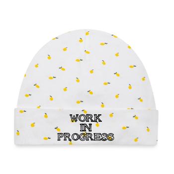 WORK IN PROGRESS Schriftzug handgezeichnet - Baby Premium Organic Mütze - Weiß/Zitronengelb - Vorne