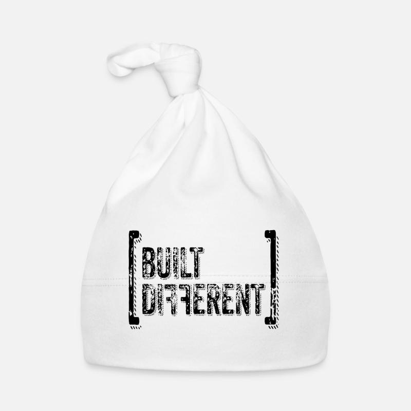 Built Different – Trend Statement Typo Spruch Baby Bio-Mütze