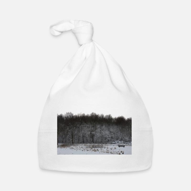 Banc de parc d’hiver dans un paysage enneigé Bonnet bio Bébé