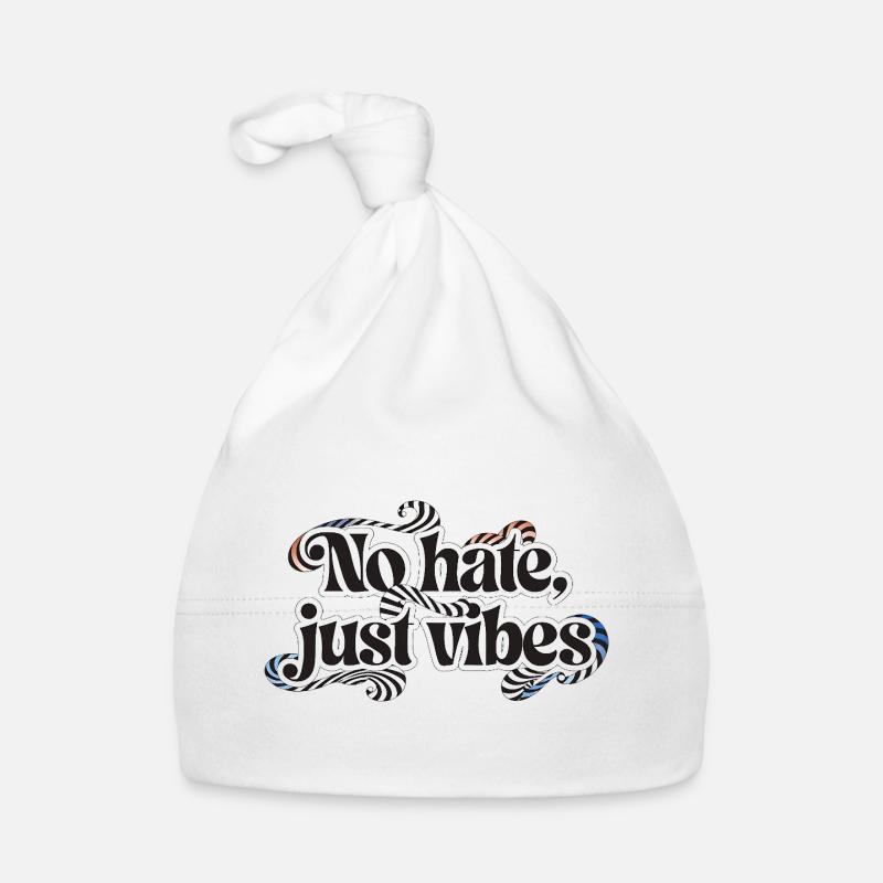 Der Schriftzug „No hate, just vibes“ in einer bauc Baby Bio-Mütze
