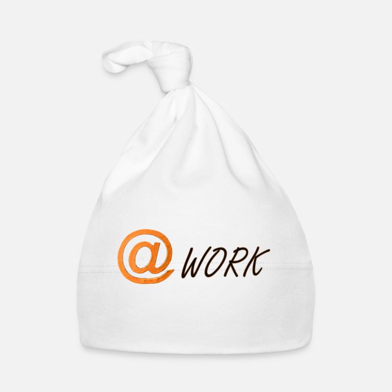 at-Symbol und das Wort work Baby Bio-Mütze