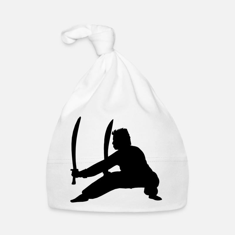 Pratiquant de Kung Fu avec deux épées Bonnet bio Bébé