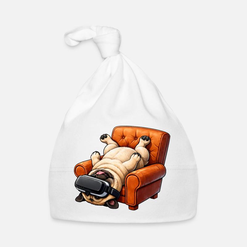 Mops mit VR Brille im Sessel Baby Bio-Mütze