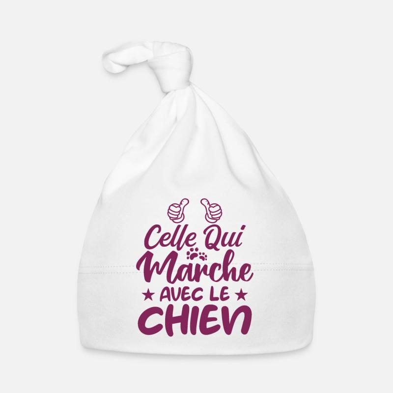 celle qui marche avec le chien Bonnet bio Bébé