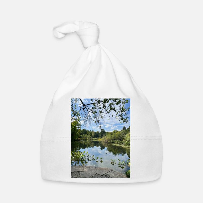 Spiegelsee im Waldrand Baby Bio-Mütze