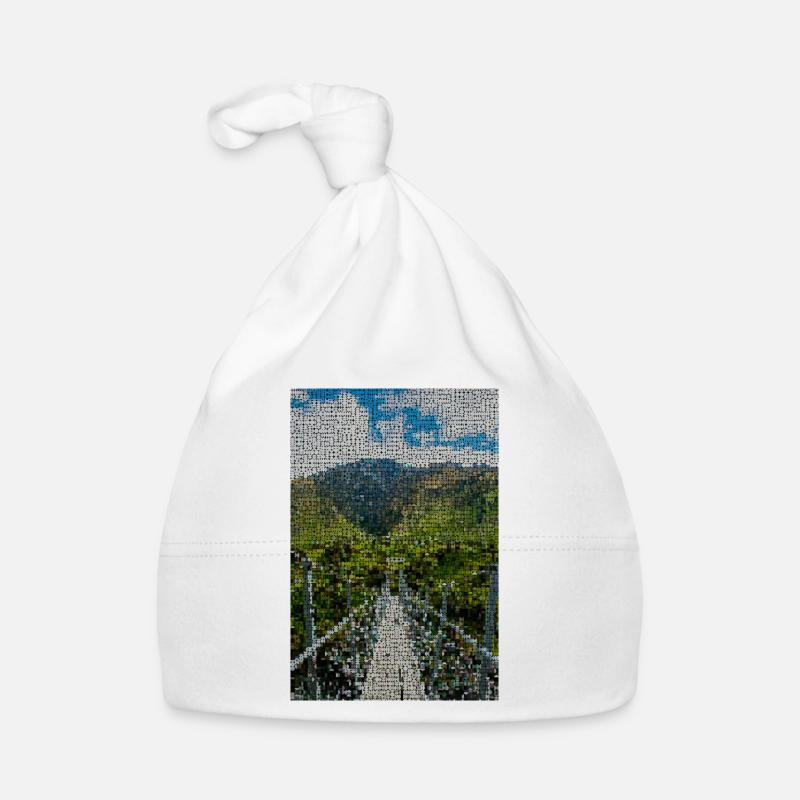 Chemin à travers un paysage de montagne verdoyant - Bonnet bio Bébé - blanc