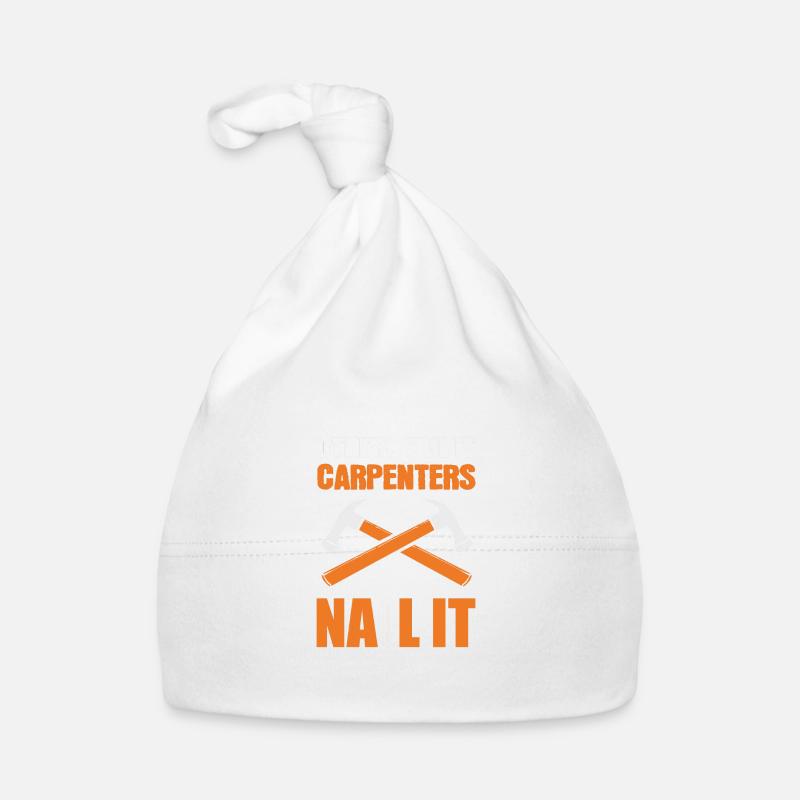 Les charpentiers clouent le cadeau du menuisier Bonnet bio Bébé