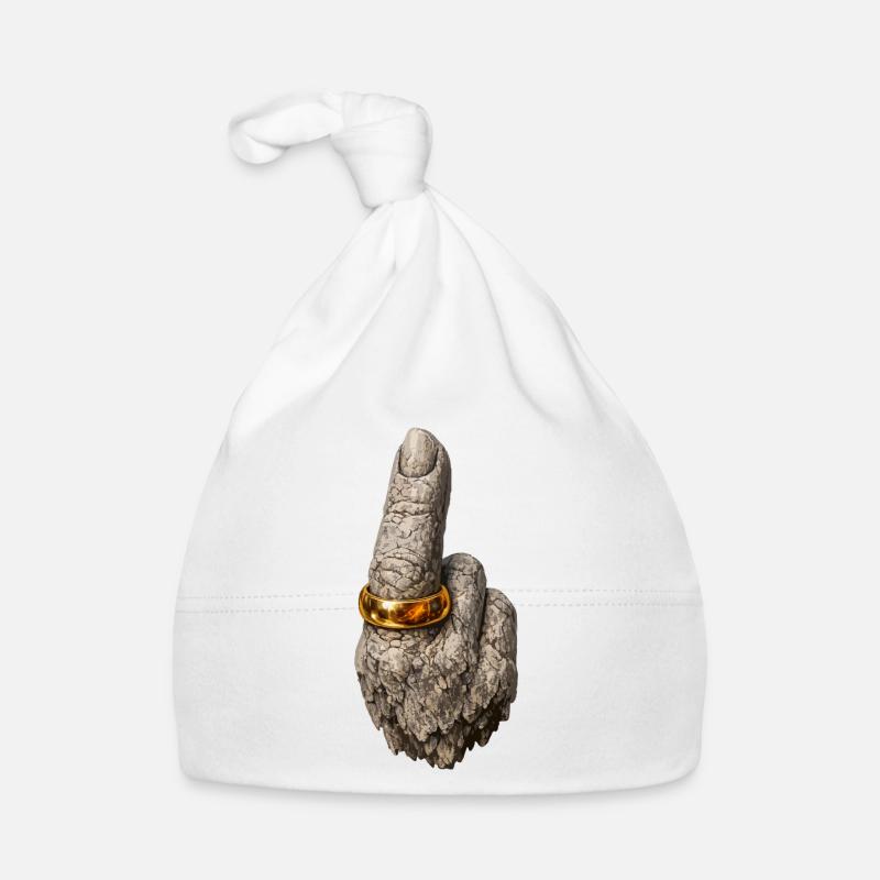 Main de pierre brute avec bague en or Bonnet bio Bébé