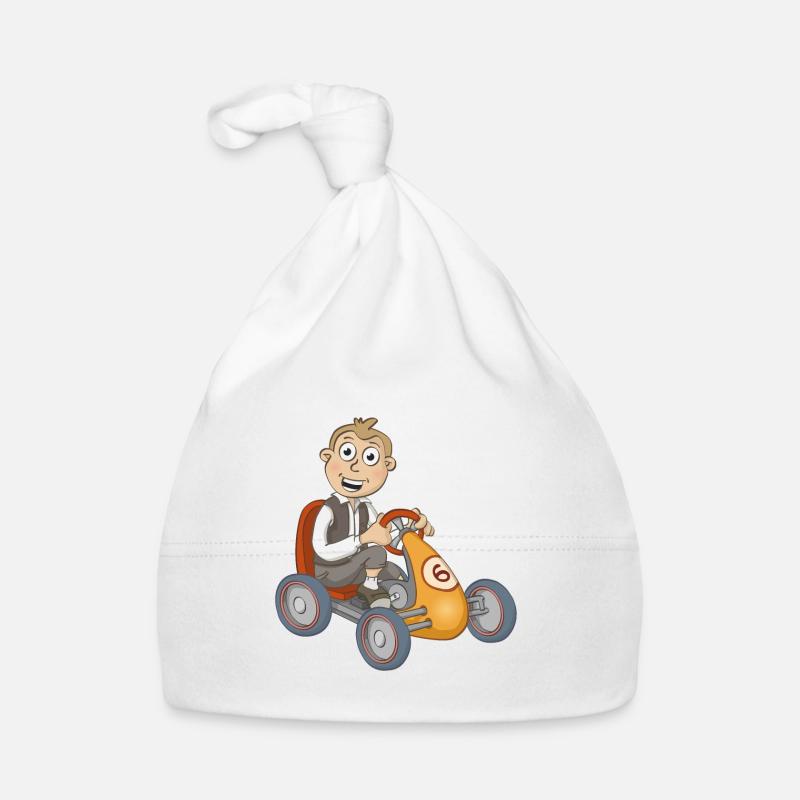 Der fröhliche Junge auf dem Tretauto Baby Bio-Mütze