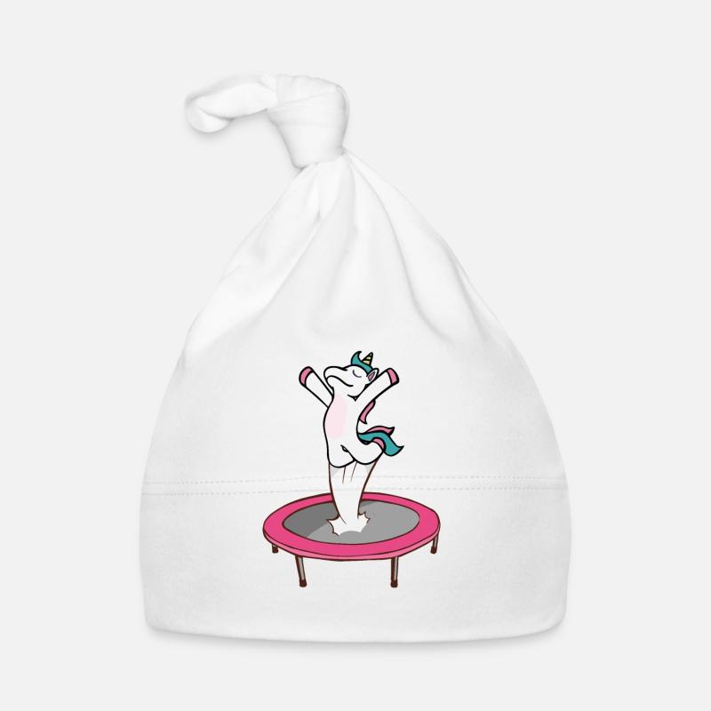 Ein Einhorn springt auf einem Trampolin. Baby Bio-Mütze