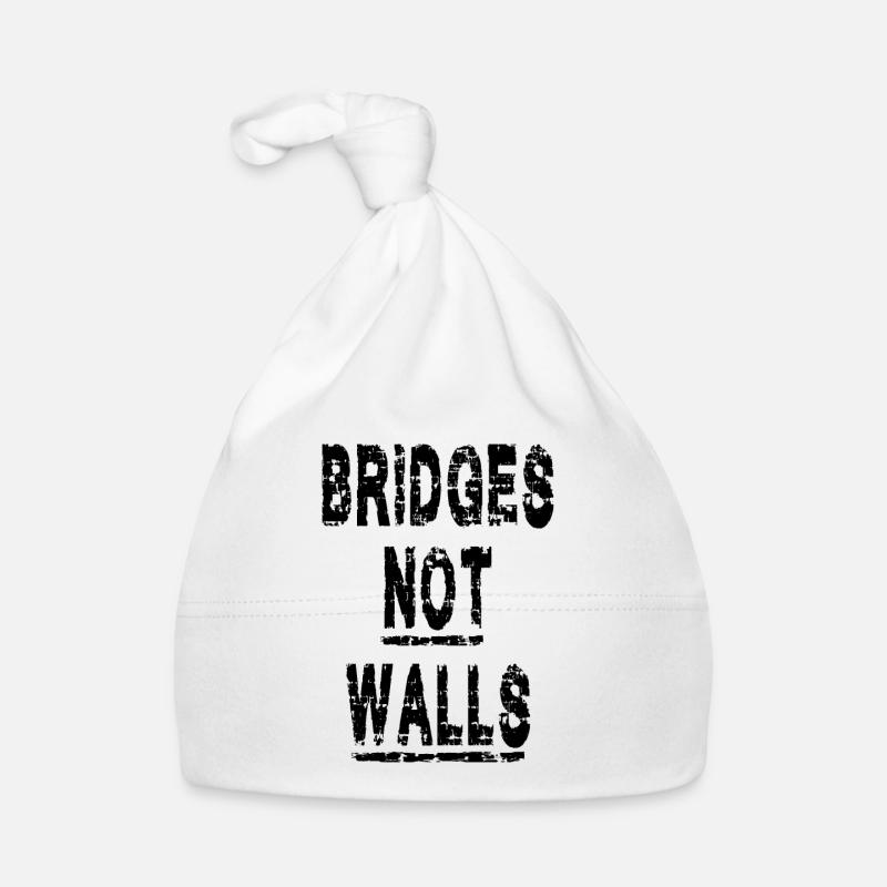Démonstration de Bridges not Walls Bonnet bio Bébé