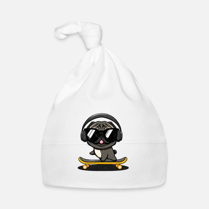Design mit einem Mops-Hund, der auf einem Baby Bio-Mütze