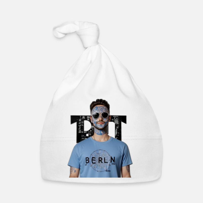 Raver in Berlin mit blauenTattoos Baby Bio-Mütze