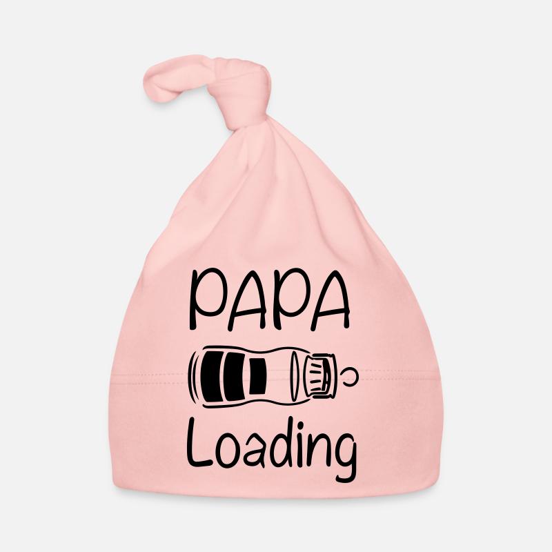 papa en train de charger Bonnet bio Bébé