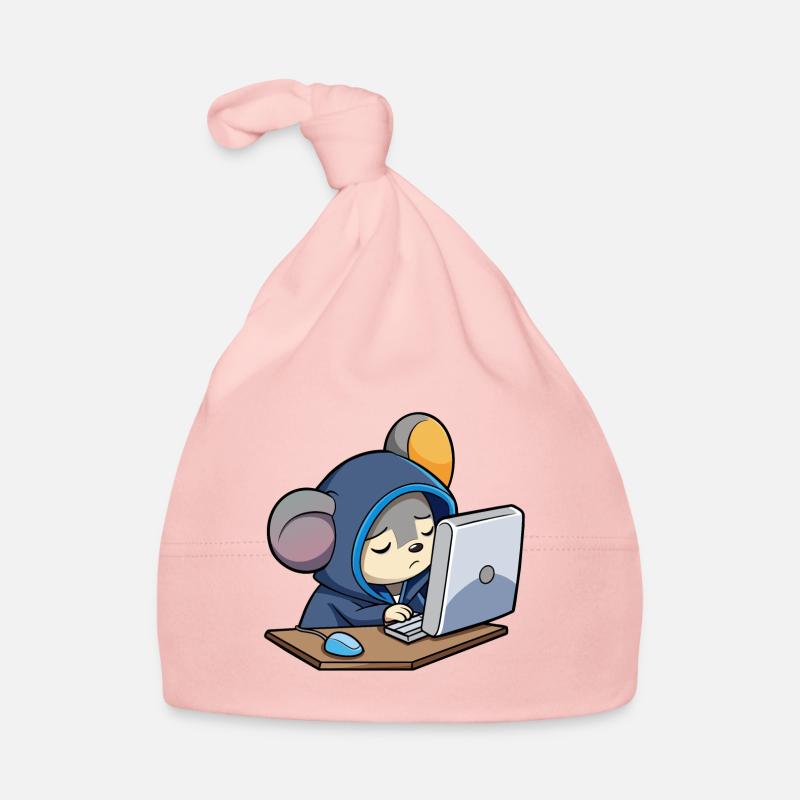 Une souris pirate mignonne dort dans un sweat à capuche devant le PC Bonnet bio Bébé