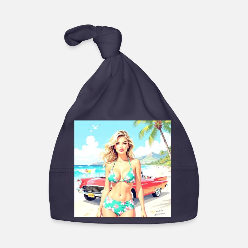 Frau am Strand mit Oldtimer Baby Bio-Mütze