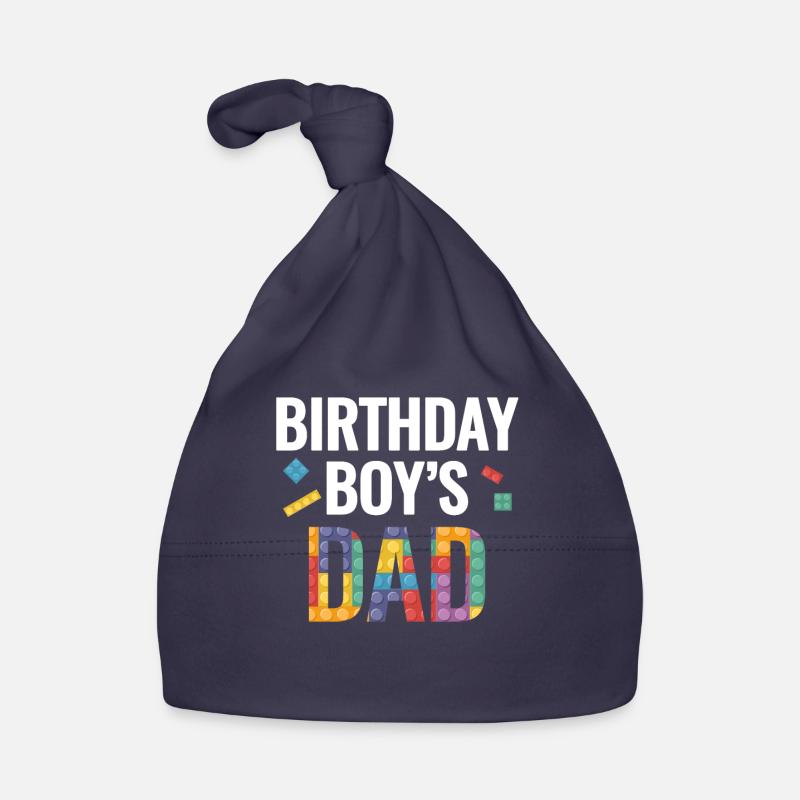 Le père d’un garçon d’anniversaire construit des blocs de construction Bonnet bio Bébé