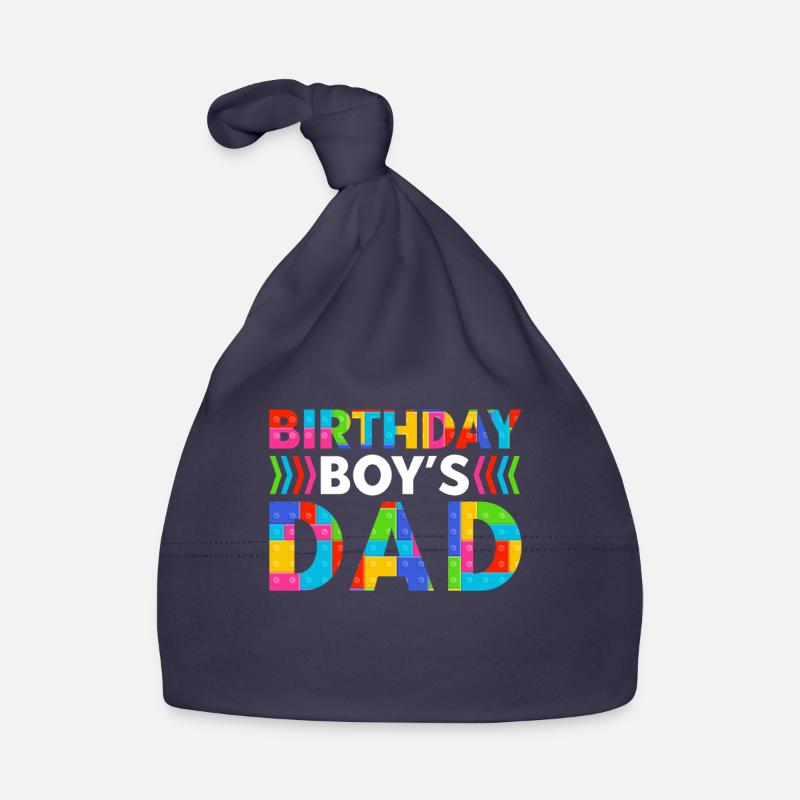 Le père d’un garçon d’anniversaire construit des blocs de construction Bonnet bio Bébé