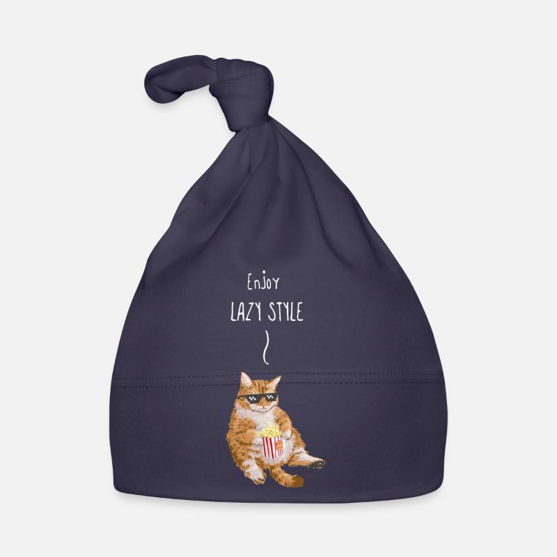 Gros chat mangeant du maïs soufflé Bonnet bio Bébé