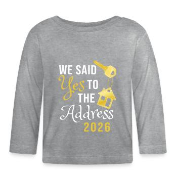 We Said Yes To The Address 2026 - Baby Bio-Langarmshirt - Grau meliert - Vorne