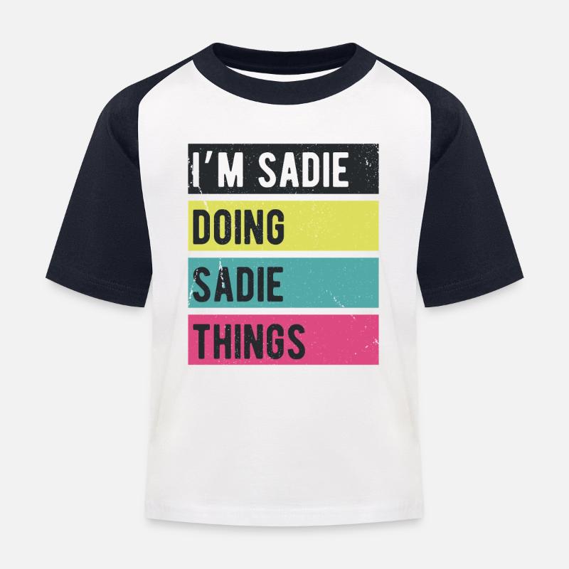 Ich bin Sadie und mache Sadie-Dinge in Retro-Farben - Kinder Baseball T-Shirt - Weiß/Navy