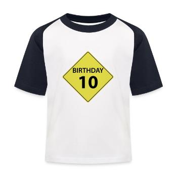 Verkehrsschild Geburtstag 10. 10 - Kinder Baseball T-Shirt - Weiß/Navy - Vorne