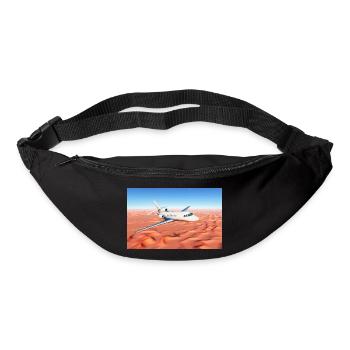 Ein Passagierflugzeug über einer Sandwüste - Gürteltasche - Schwarz - Vorne