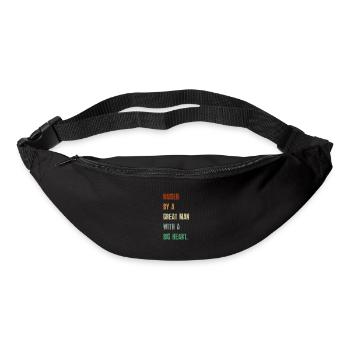 Aufgewachsen von einem großen Mann mit einem großen Herzen Vatertag - Gürteltasche - Schwarz - Vorne
