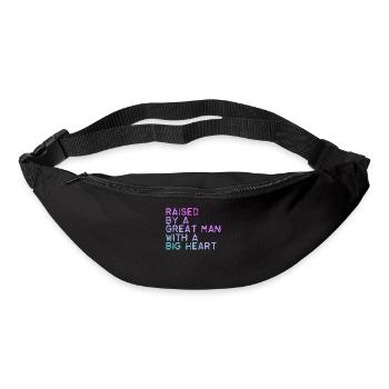 Aufgezogen von einem großen Mann mit einem großen Herzen Vatertag - Gürteltasche - Schwarz - Vorne