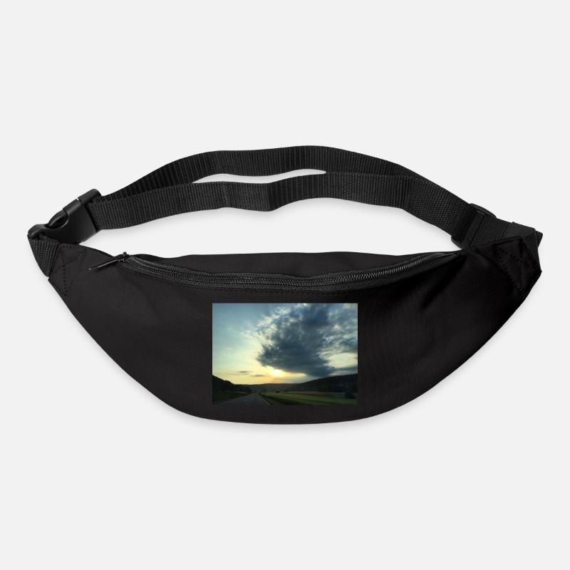 wetter und kunst - Gürteltasche - Schwarz