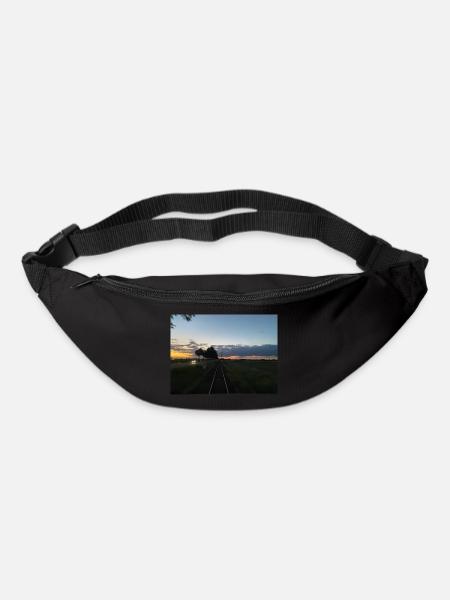 Eisenbahn fährt in den Sonnenuntergang - Gürteltasche - Schwarz