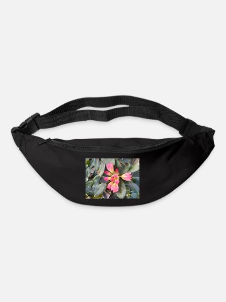 Fleurs roses orangées sur feuillage vert - Sac banane - noir