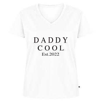Daddy Cool est 2022 - Frauen Premium Bio T-Shirt mit V-Ausschnitt - Weiß - Vorne - AI Model Female 172 dark (172cm)