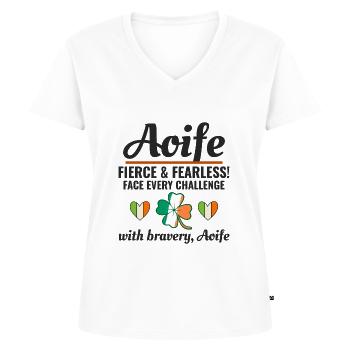 Divertida chica irlandesa llamada Aoife, valentía intrépida - Camiseta ecológica prémium para mujer con cuello de pico - blanco - delante - AI Model Female 172 dark (172cm)