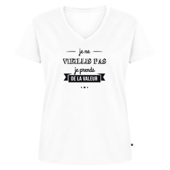 Je ne vieillis pas, Je prends de la valeur - T-shirt encolure en V Premium bio Femme - blanc - Devant - AI Model Female 172 dark (172cm)