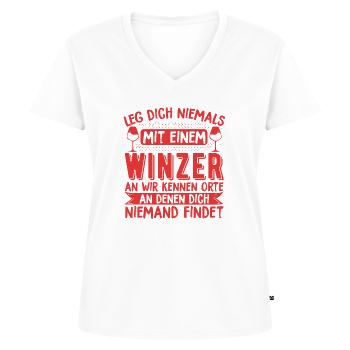 Leg Dich Niemals Mit Einem Winzer An Lustiges Winz - Frauen Premium Bio T-Shirt mit V-Ausschnitt - Weiß - Vorne - AI Model Female 172 dark (172cm)