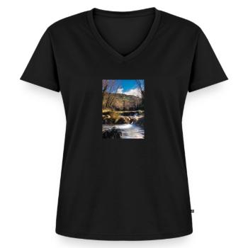 Forest River Wasserfall - Frauen Premium Bio T-Shirt mit V-Ausschnitt - Schwarz - Vorne - AI Model Female 172 light (172cm)