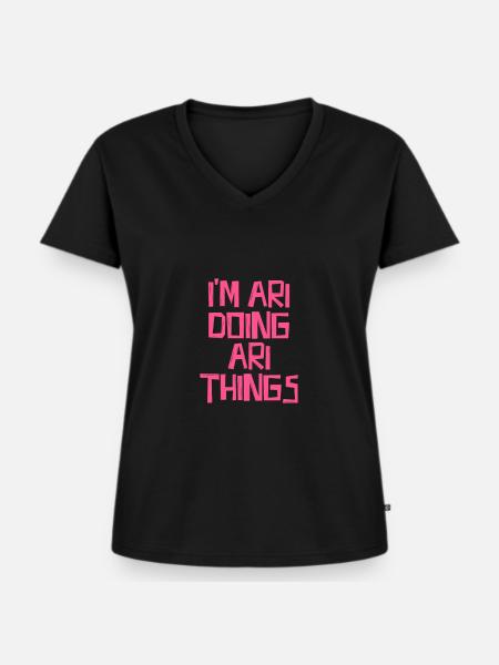 I'm Ari doing Ari things - Frauen Premium Bio T-Shirt mit V-Ausschnitt - Schwarz