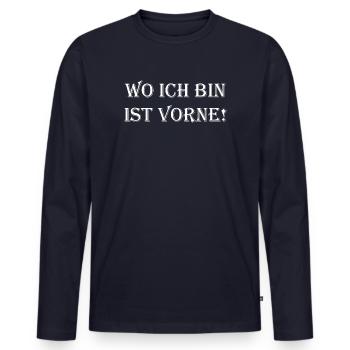 Wo ich bin ist vorne – Distressed Typografie - Männer Premium Bio Langarmshirt - Navy - Vorne - Nico (187cm)