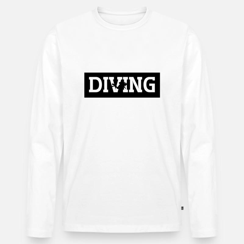 Diving with black background - Männer Premium Bio Langarmshirt - Weiß