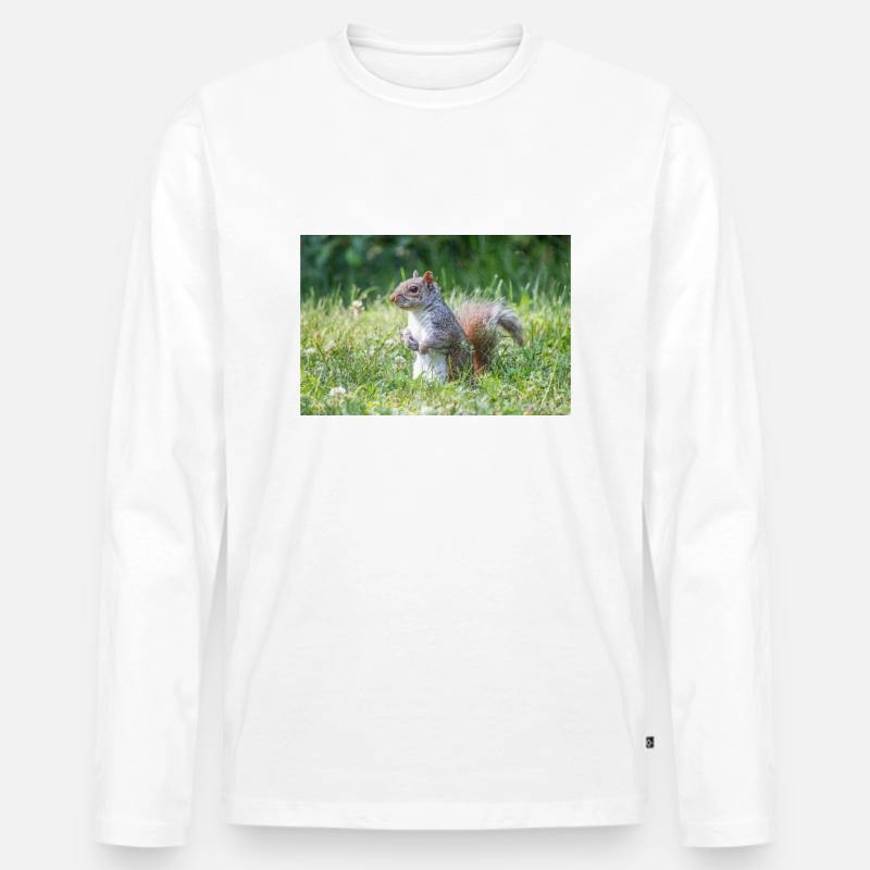 stehendes Grauhörnchen (Sciurus carolinensis) grey - Männer Premium Bio Langarmshirt - Weiß