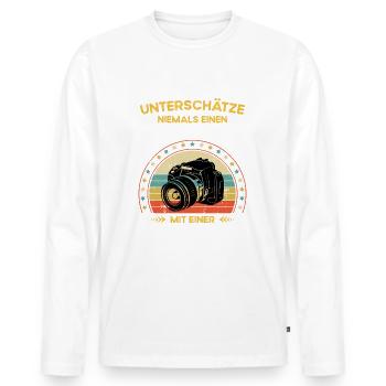Never underestimate old man with a camera - Men's Premium Organic Long Sleeve Shirt - white - Front - Nico (187cm)